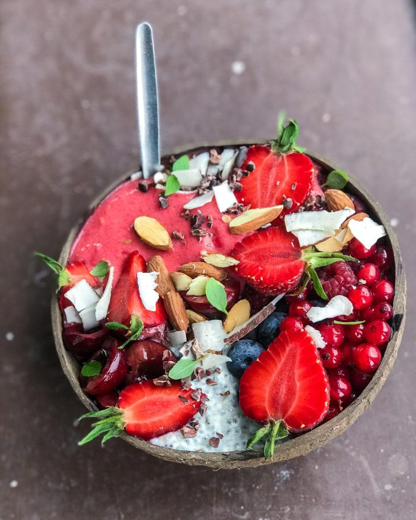 rød smoothiebowl med chiagrød