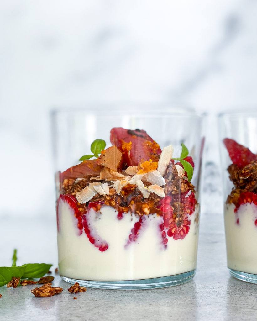 bagte rabarber med yoghurt og granola