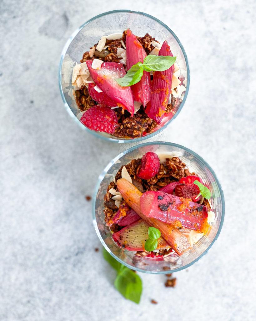 bagte rabarber med yoghurt og granola