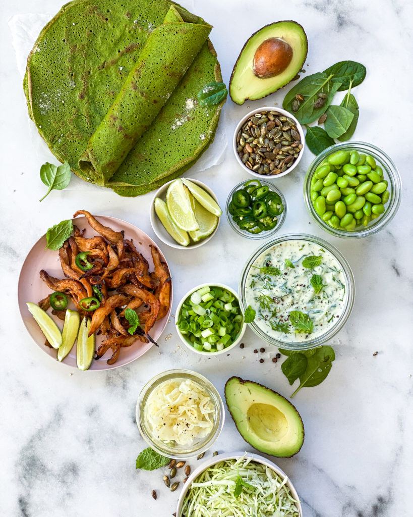 glutenfri spinatpandekager med marinerede svampe og mynte tzatziki