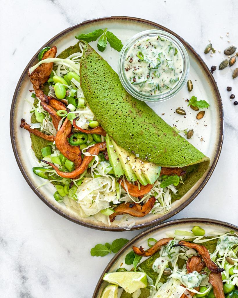 glutenfri spinatpandekager med marinerede svampe og mynte tzatziki