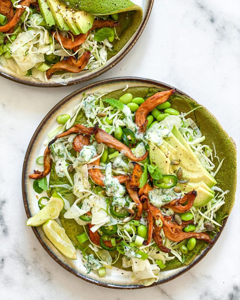 glutenfri spinatpandekager med marinerede svampe og mynte tzatziki