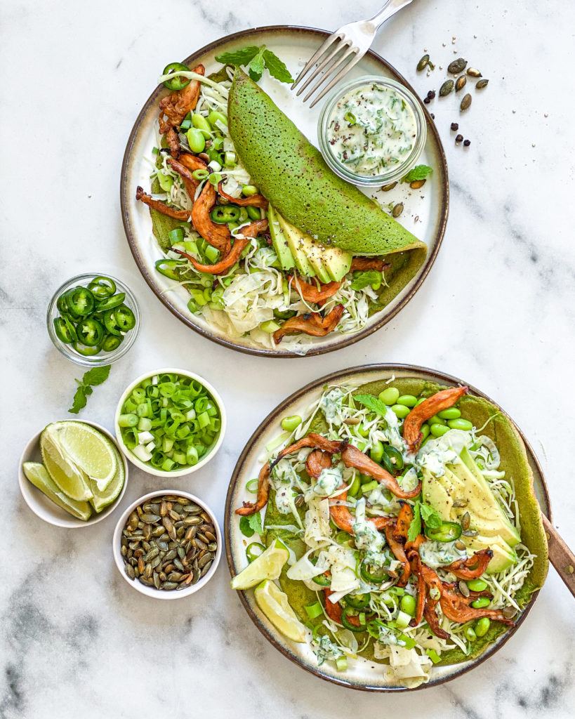 glutenfri spinatpandekager med marinerede svampe og mynte tzatziki