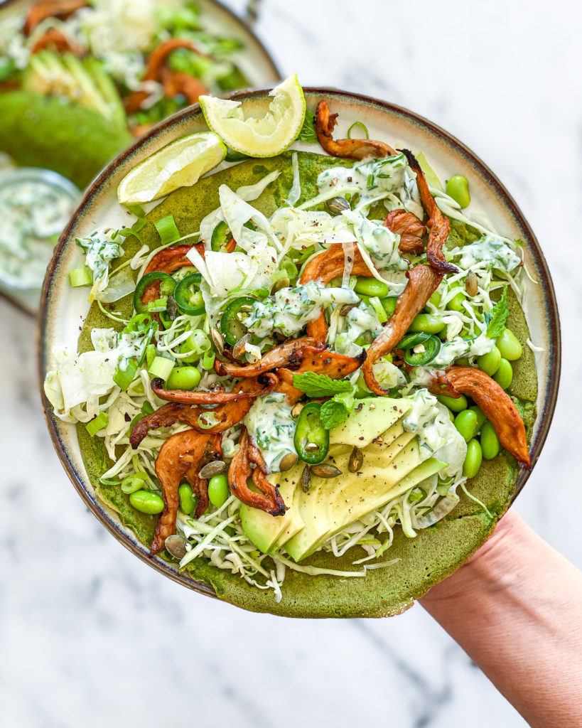 glutenfri spinatpandekager med marinerede svampe og mynte tzatziki
