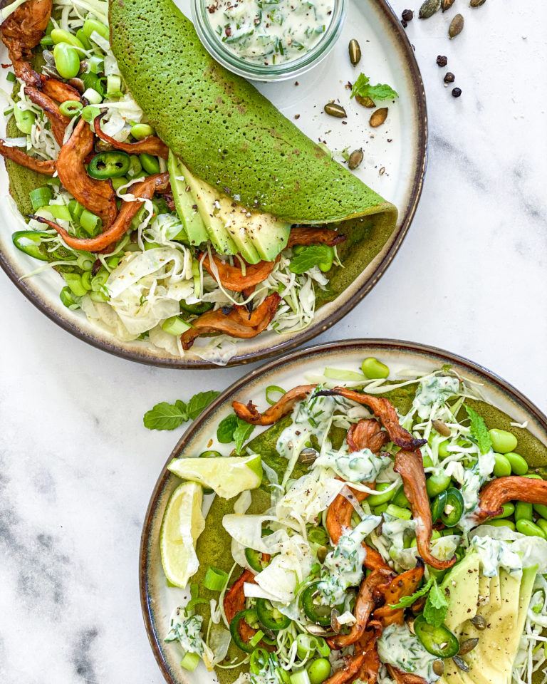 glutenfri spinatpandekager med marinerede svampe og mynte tzatziki