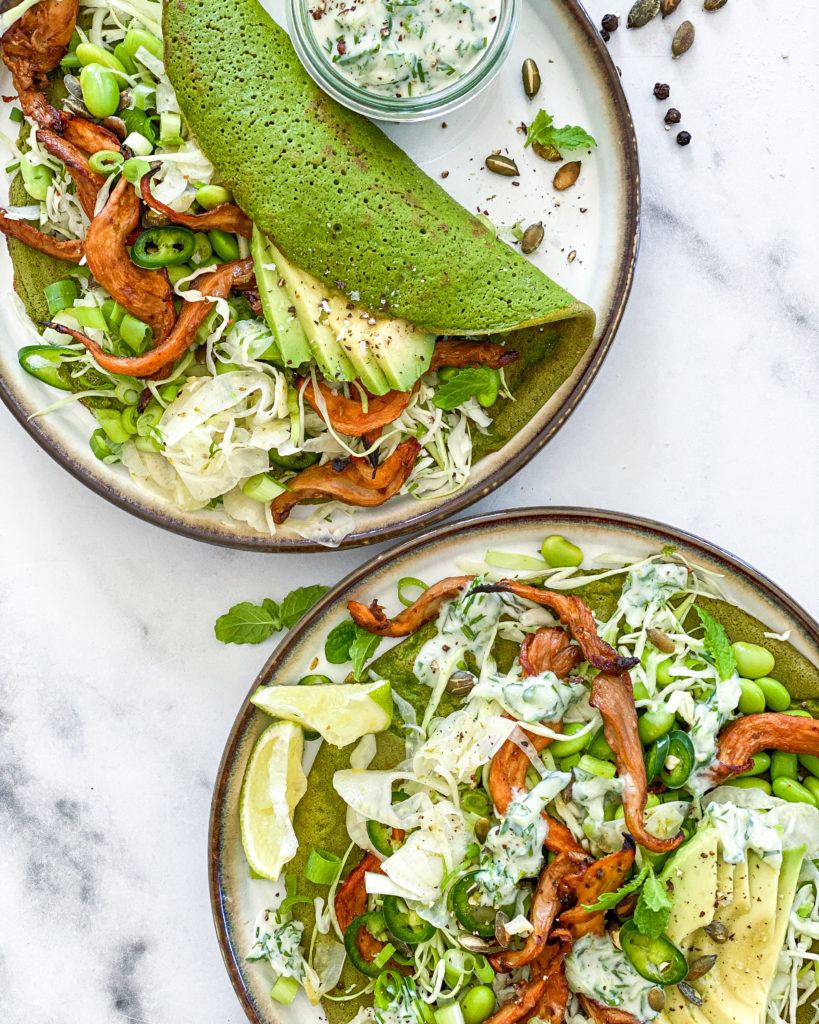 glutenfri spinatpandekager med marinerede svampe og mynte tzatziki