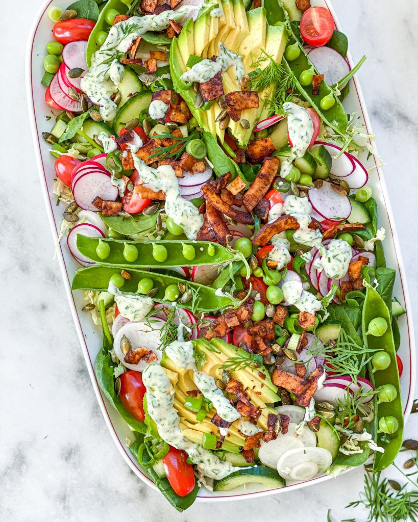 sommersalat med ranchdressing og kokosbacon