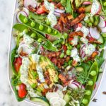 sommersalat med ranchdressing og kokosbacon