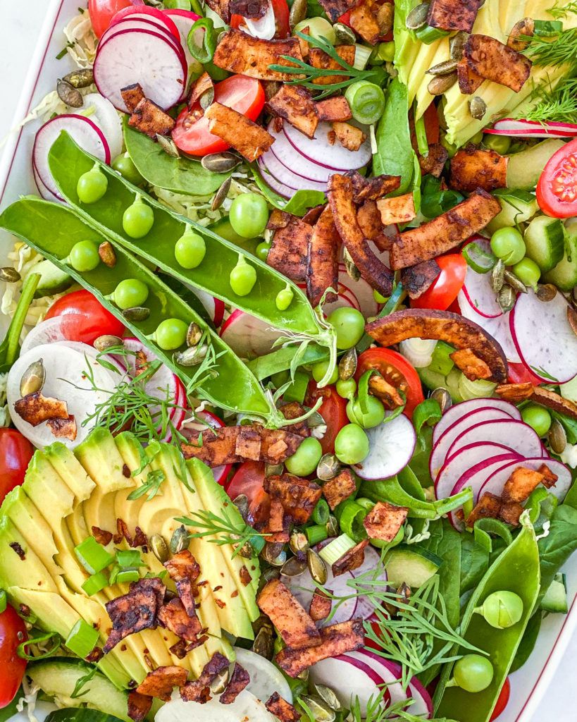 sommersalat med ranchdressing og kokosbacon