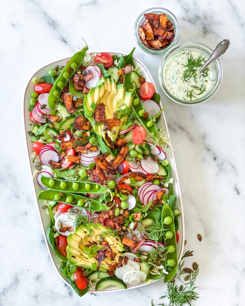 sommersalat med ranchdressing og kokosbacon