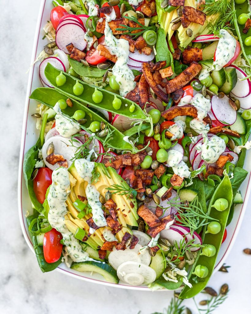 sommersalat med ranchdressing og kokosbacon