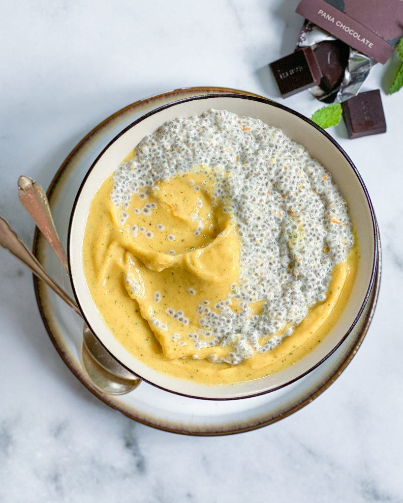 gul smoothie bowl med appelsin chiagrød