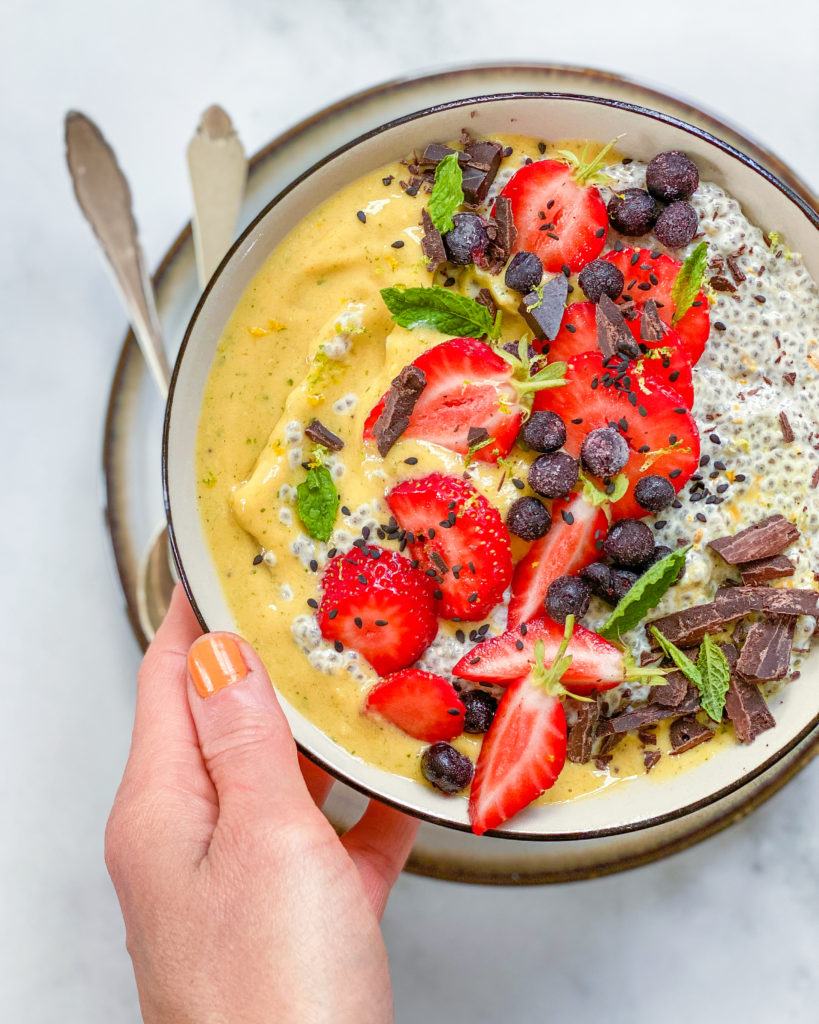 gul smoothie bowl med appelsin chiagrød
