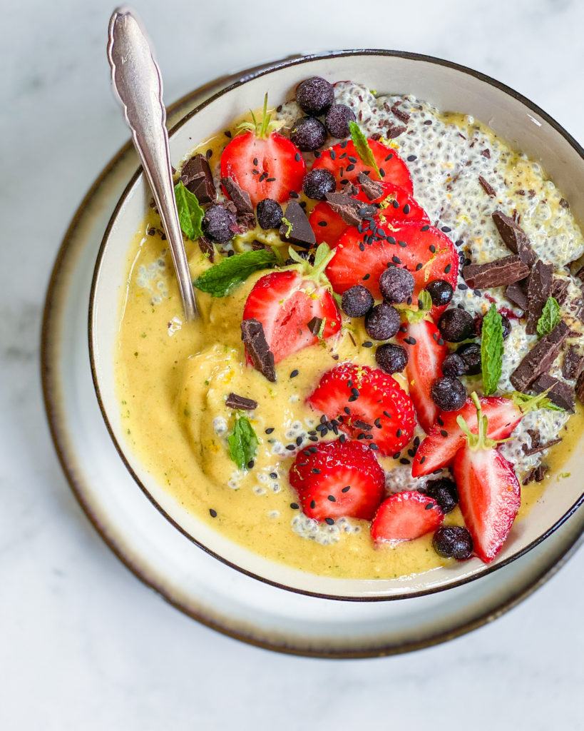 gul smoothie bowl med appelsin chiagrød