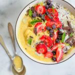 gul smoothie bowl med appelsin chiagrød