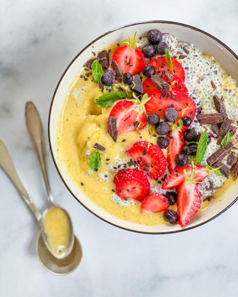 gul smoothie bowl med appelsin chiagrød