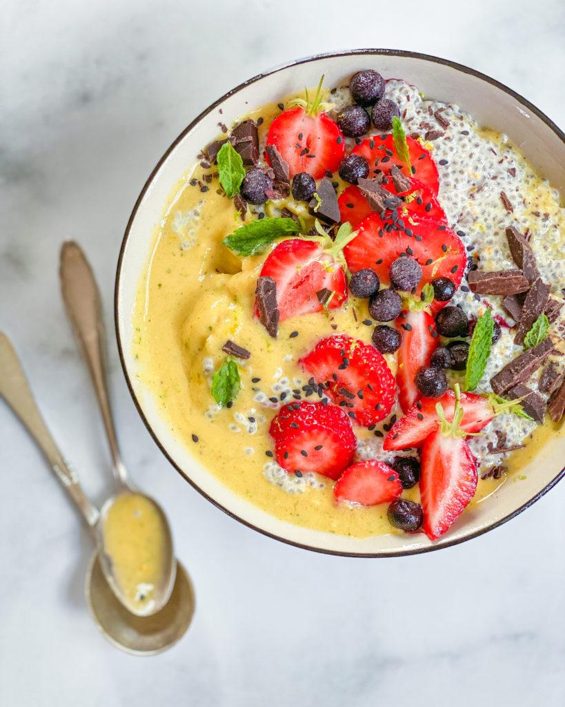 gul smoothie bowl med appelsin chiagrød