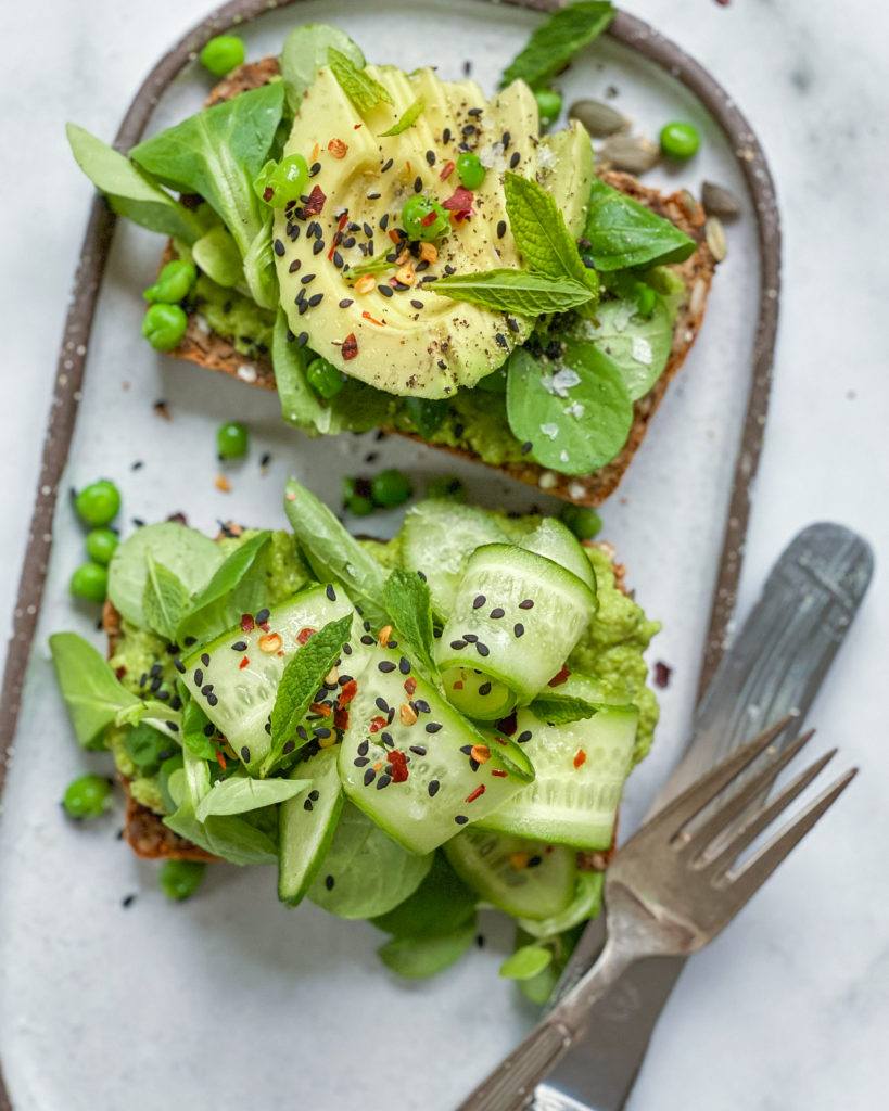 vegansk ærtedip på rugbrød