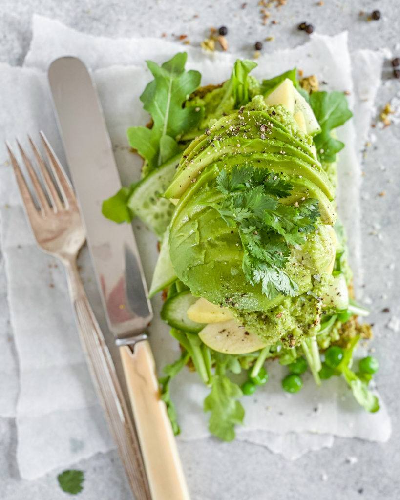 edamame fladbrød smurt med avocado