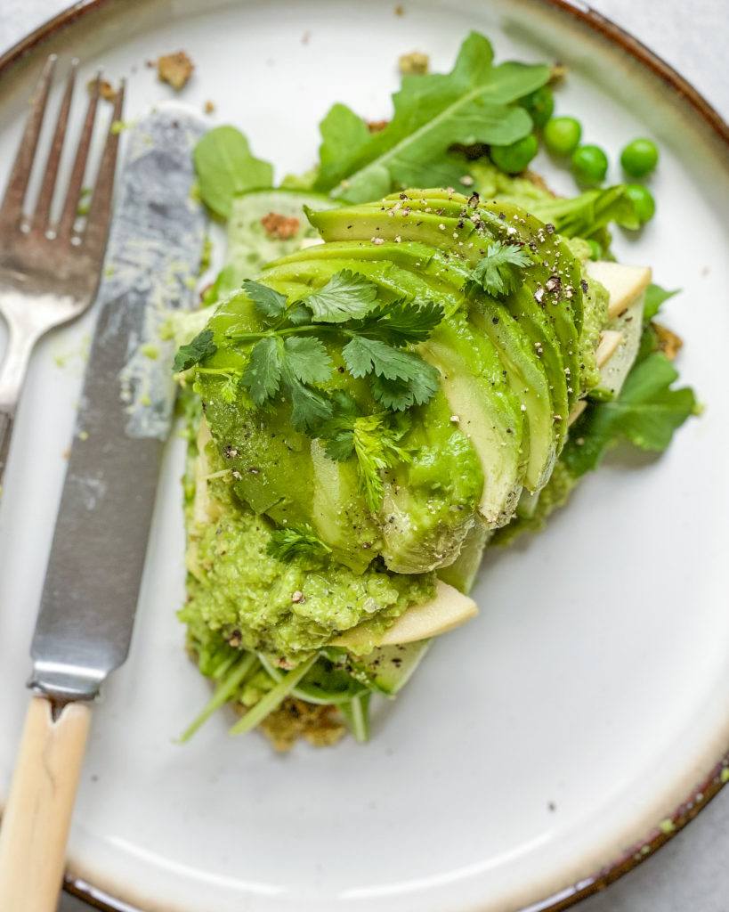 edamame fladbrød smurt med avocado oppefra