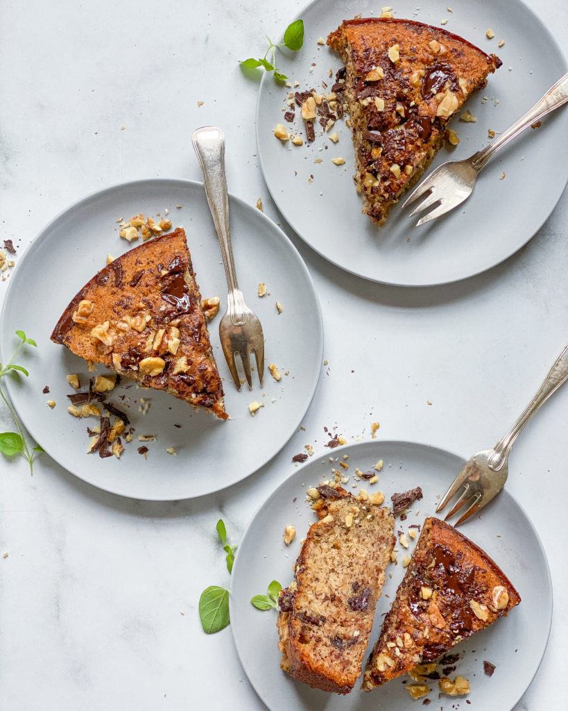 vegansk banankage 3 stykker på tallerken