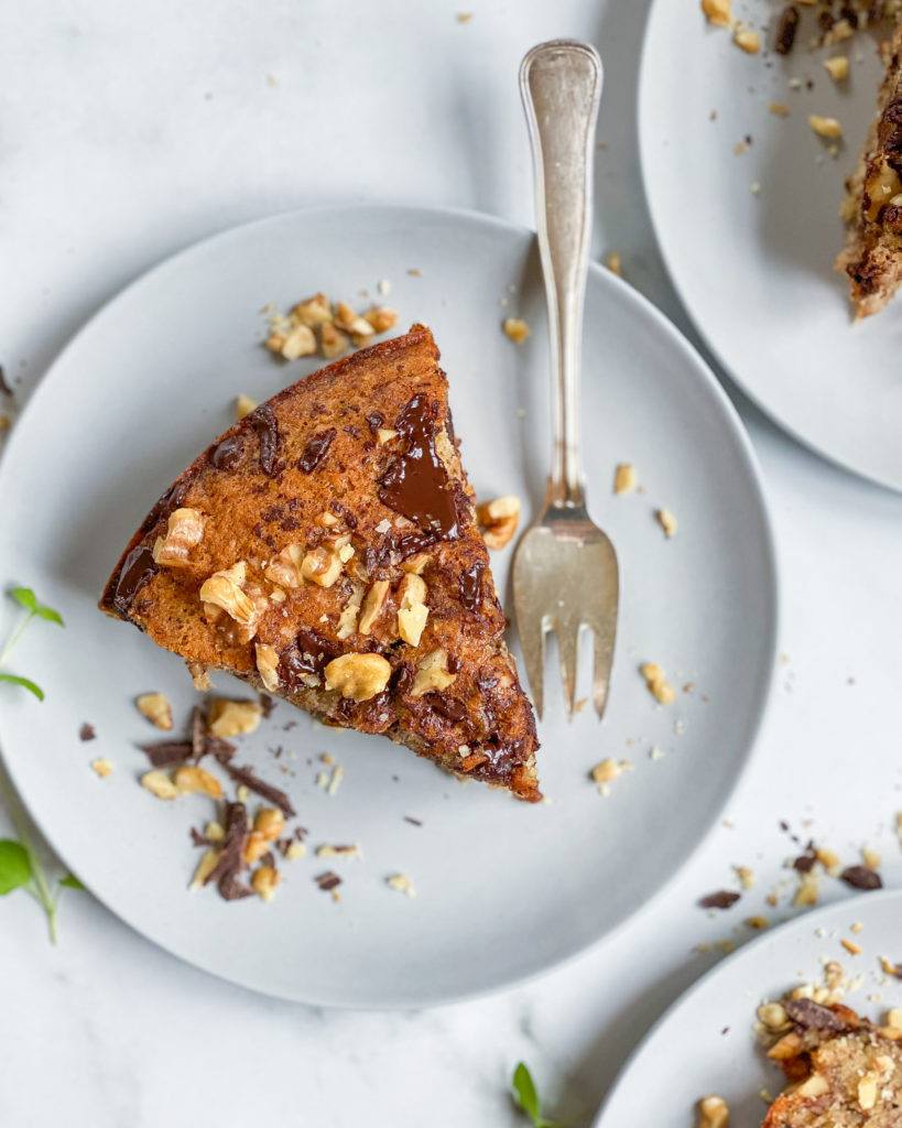 vegansk banankage 1 stykke på tallerken