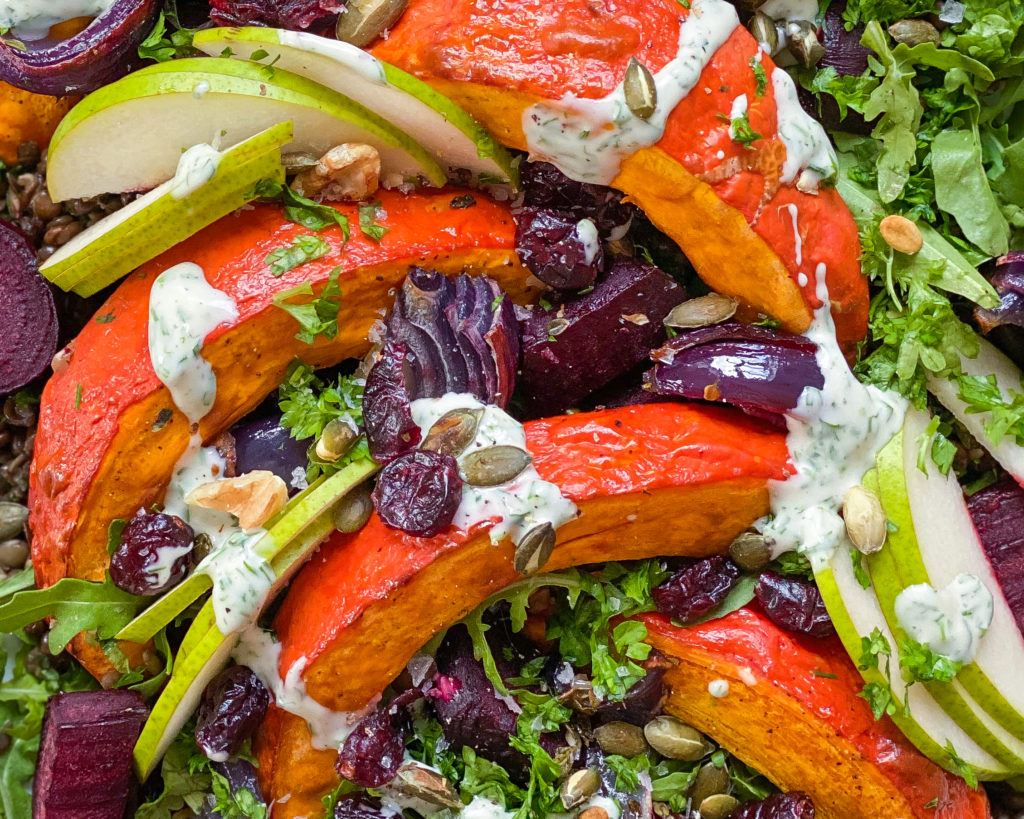 Linsesalat med bagte grøntsager close up