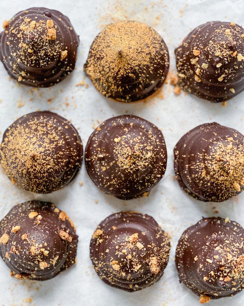 veganske flødeboller med chokolade oppefra