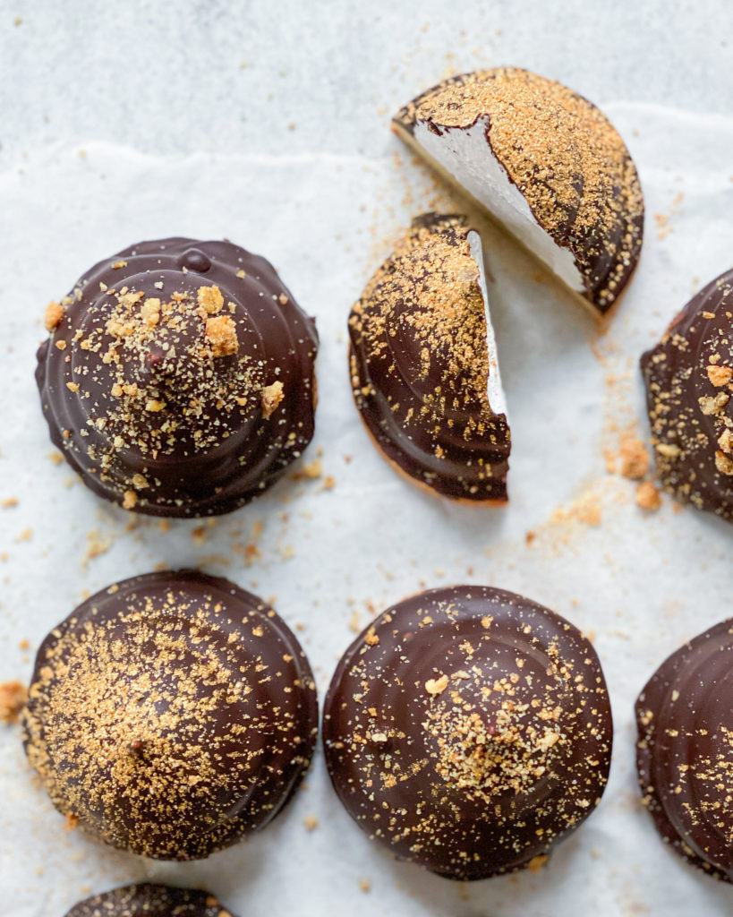 veganske flødeboller skåret midt over