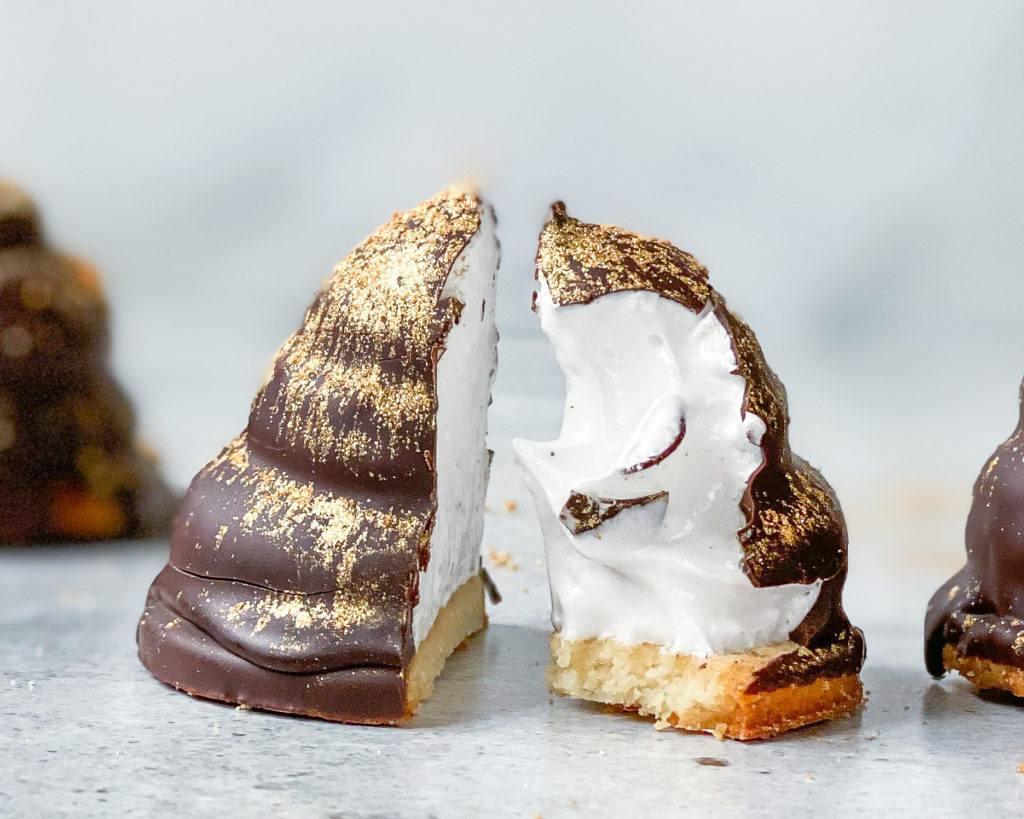 veganske flødeboller med marcipanbund skåret midt over