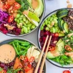 vegansk poke bowl med tofu og peanutbutterdressing