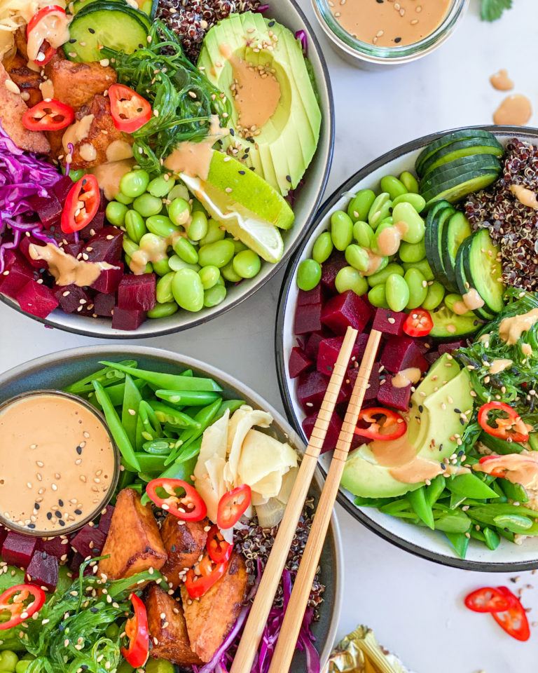 vegansk poke bowl med tofu og peanutbutterdressing