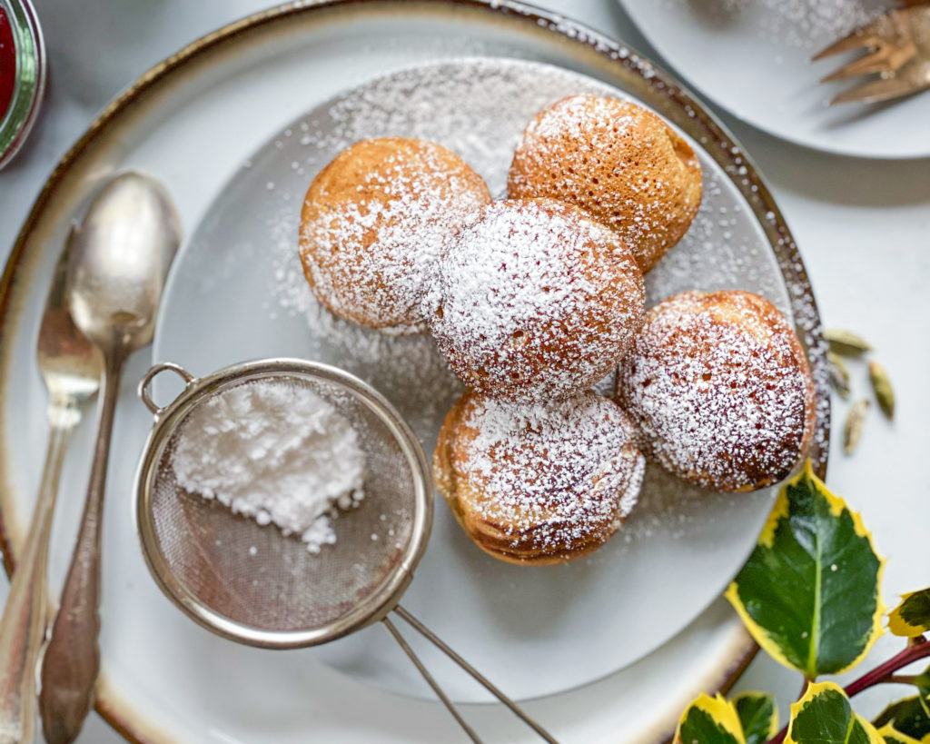 veganske æbleskiver drysset med flormelis