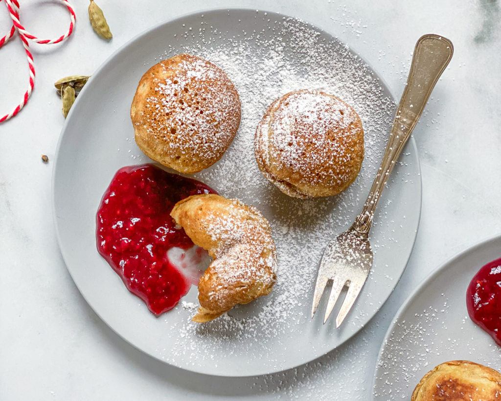 veganske æbleskiver på tallerken