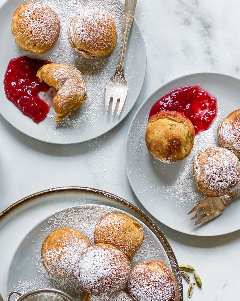 veganske æbleskiver serveret på 3 tallerkner