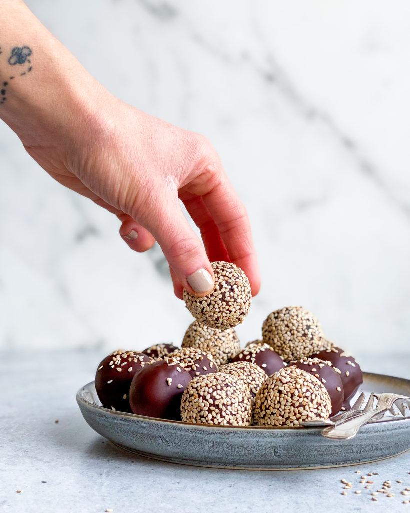 dadelkugler med appelsin, bønner og kardemomme