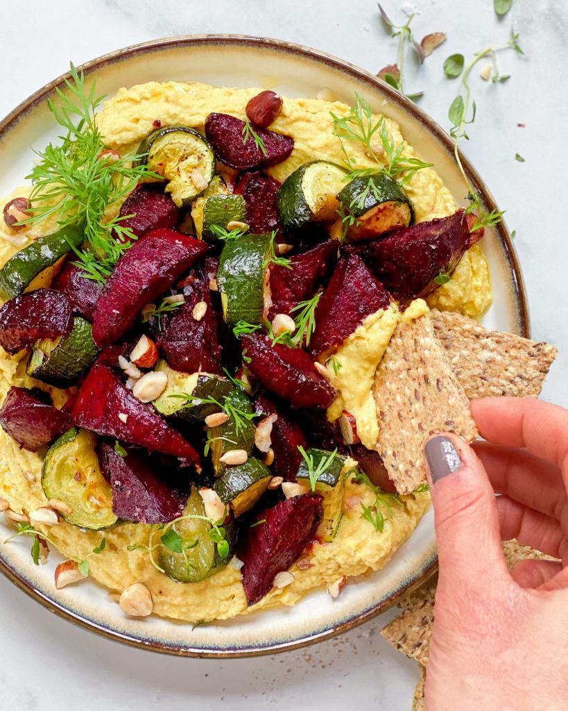 flækærtehummus på tallerken med bagte rødbeder