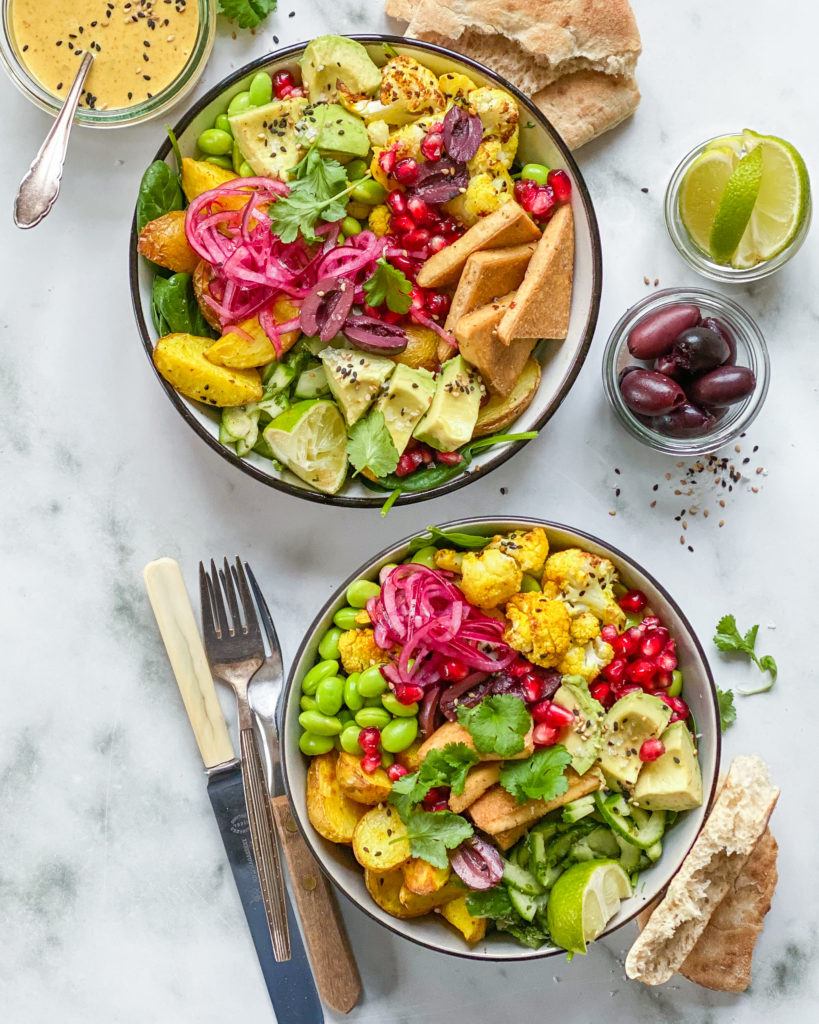 indisk salat bowl med mangodressing og stegt tofu