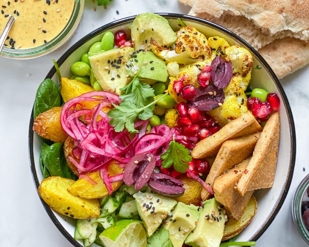 indisk salat bowl med stegt tofu