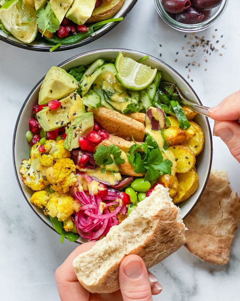 indisk salat bowl med naan brød