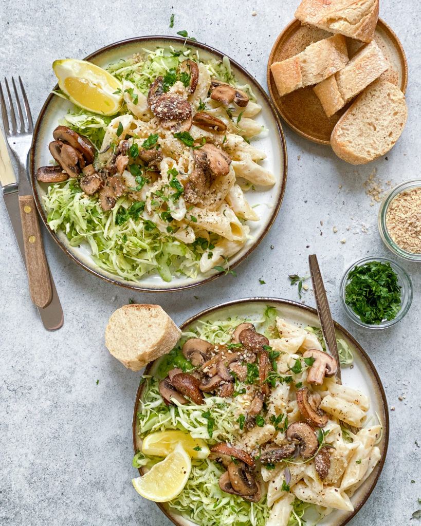 blomkålspasta med svampe, vegansk parmesan og gremolata