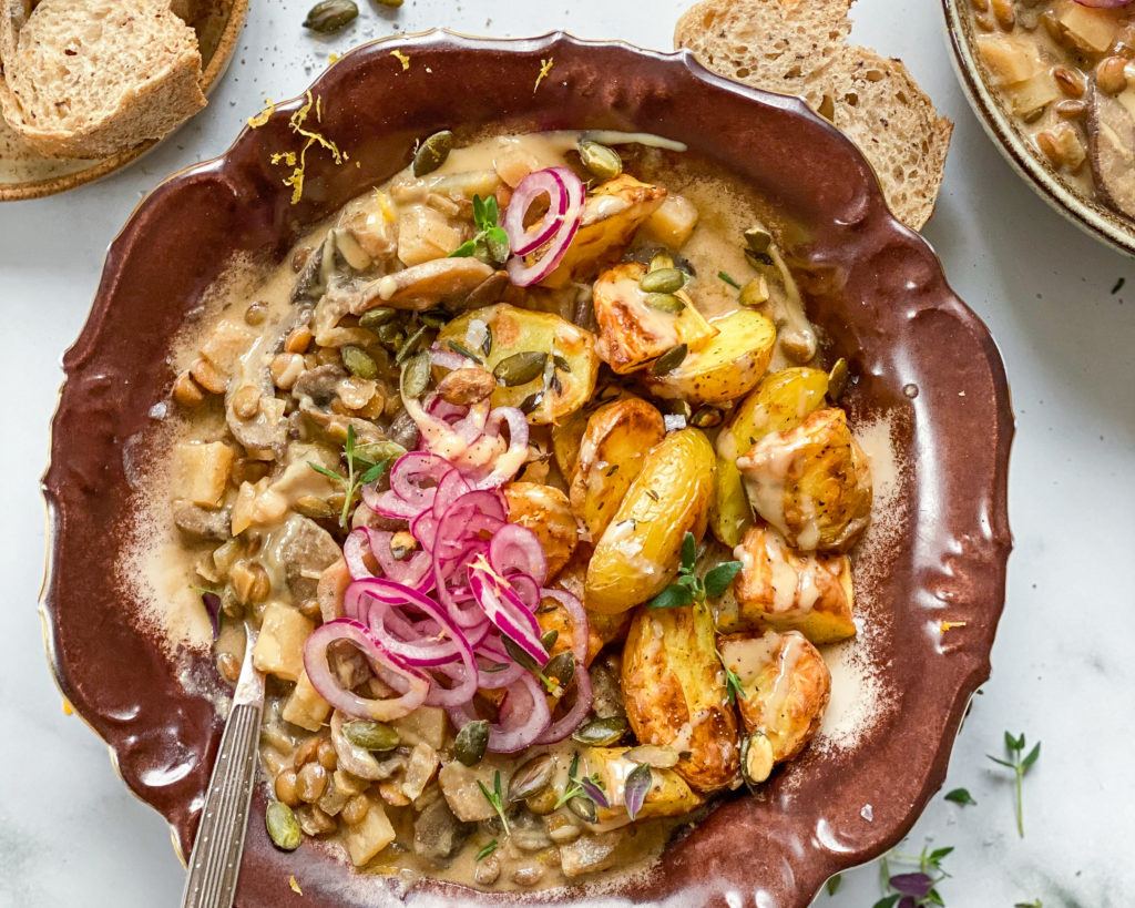 vegansk linsegryde med grønne linser, svampe og kokosmælk