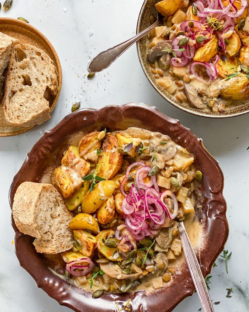 vegansk linsegryde med grønne linser og svampe
