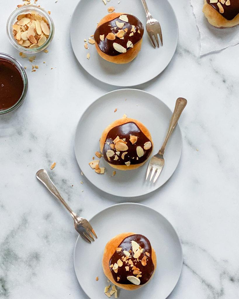 veganske fastelavnsboller med marcipanremonce og vaniljecreme