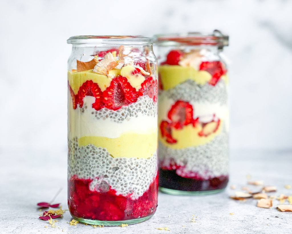 vegansk chiagrød med lemoncurd og bær