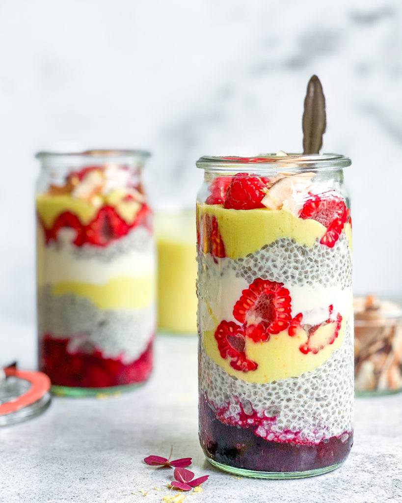 vegansk chiagrød med bær og topping