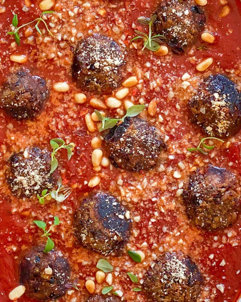 veganske kødboller i tomatsauce