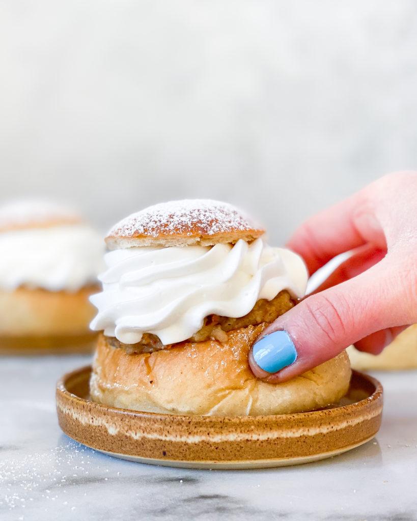 vegansk semlor hånd tager bolle