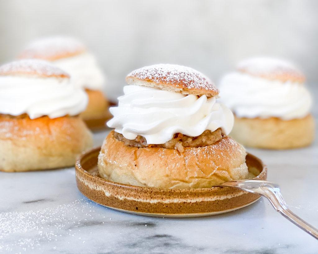 veganske semlor med mandelcreme og flødeskum