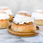 veganske semlor med mandelcreme og flødeskum